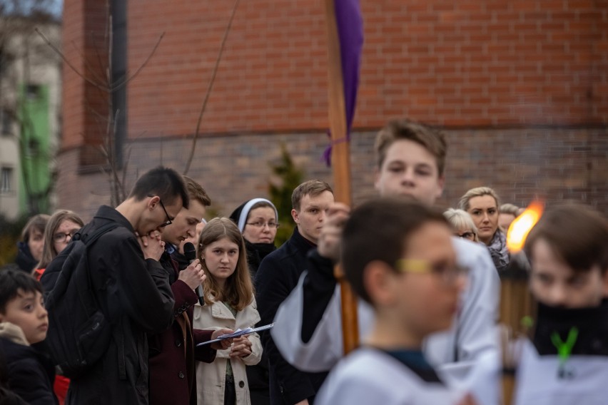 Droga Krzyżowa w blasku świec na ulicach Nowego Bieżanowa