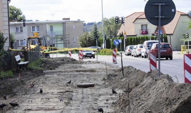 Od rozbiórki starego chodnika rozpoczął się remont ulicy Gdańskiej w Bytowie.