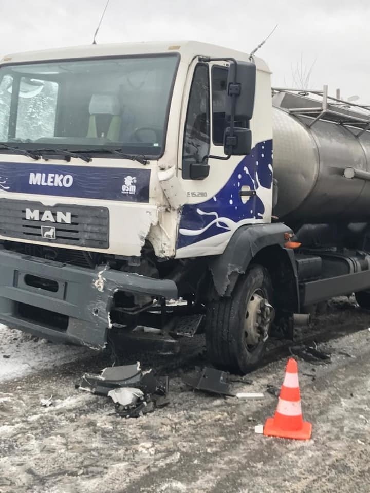 Podole Górowa. Zderzenie ciężarówki z samochodem osobowym. Jeden kierowca w szpitalu [ZDJĘCIA]