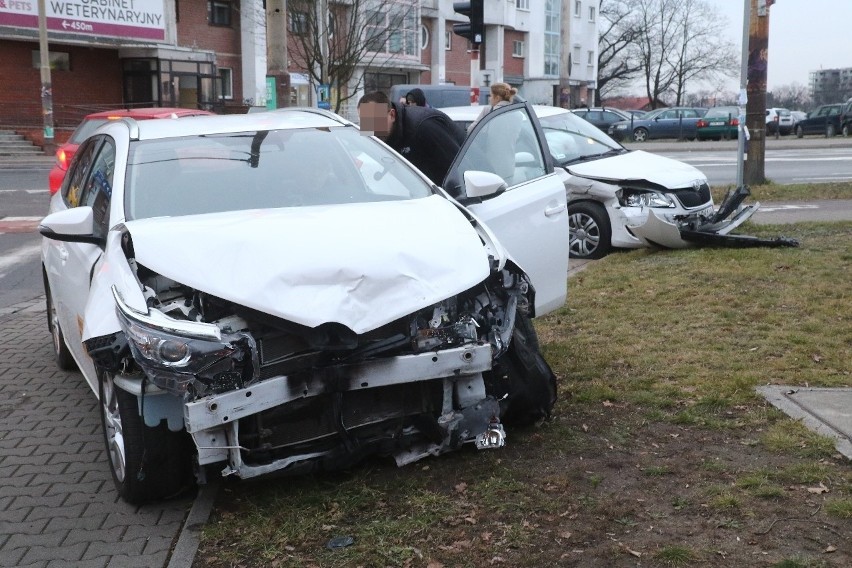 Kolejny wypadek przy Leclercu. Kierująca skodą nie ustąpiła pierwszeństwa taksówce (ZDJĘCIA)