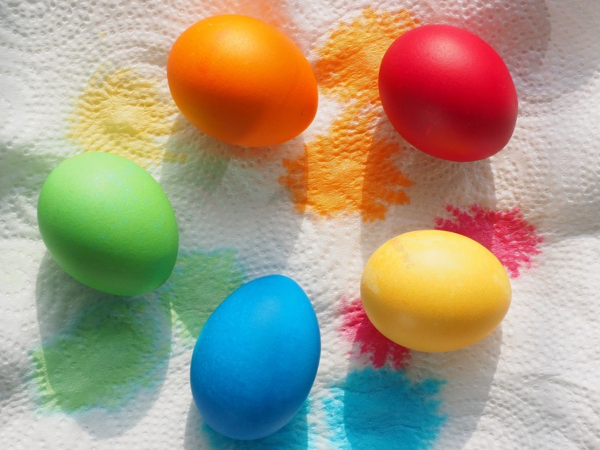 Piękne kolorowe jajka na Wielkanoc można uzyskać w bardzo...