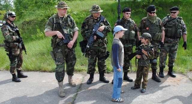 Dużym zainteresowaniewm cieszyli się żołnierze w mundurach armii amerykańskiej