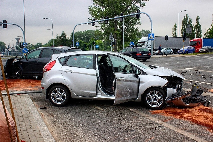 Wypadek na trasie Górna. Dwie osoby trafiły do szpitala