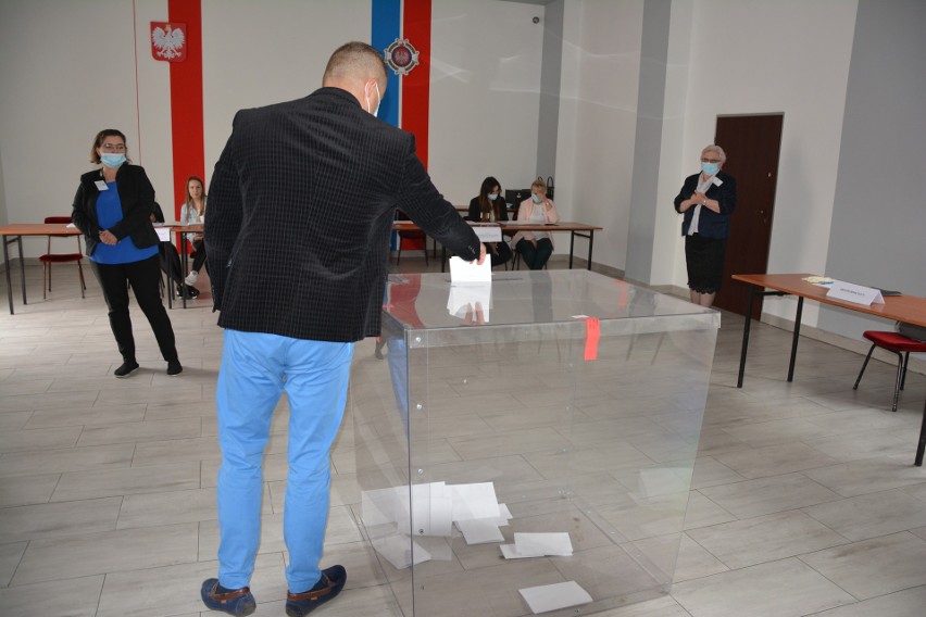 Referendum w Łopusznie. Mieszkańcy głosowali nad odwołaniem wójt Ireny Marcisz i rady gminy [FOTO, FILM]