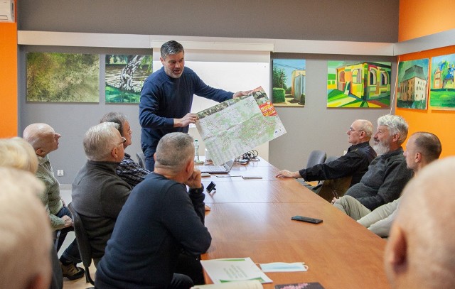 Na spotkaniu w Domu Kultury w Przysusze zaprezentowano mapę z wyrysem przyszłej trasy rowerowej przez sześć gmin.