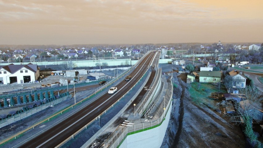 Nowy wiadukt drogowy nad torami kolejowymi linii Białystok-Warszawa. To trasa Rail Baltica