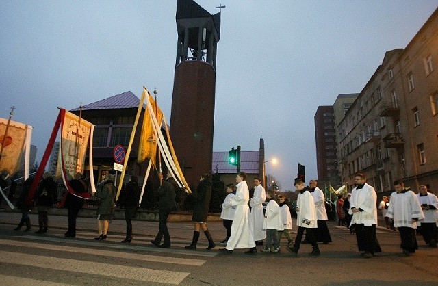 W parafii pw. Piotra i Pawła przy ul. Nawrot procesja rezurekcyjna będzie tradycyjnie przed mszą o godz. 6 w Niedzielę Wielkanocną. W łódzkiej katedrze procesja rezurekcyjna odbędzie się już po sobotniej Wigilii Paschalnej.