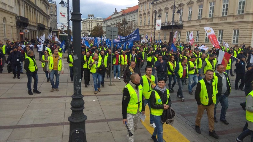 Protest służb mundurowych w Warszawie. 20 tys. funkcjonariuszy ruszyło na stolicę 