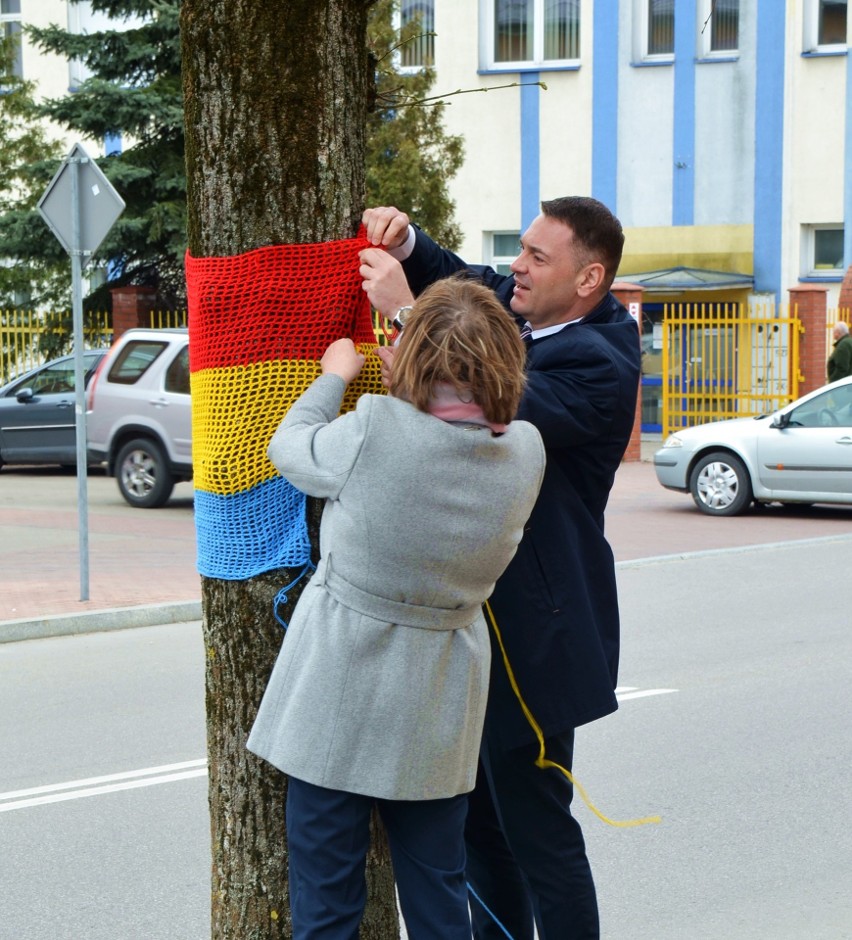 Tęczowe osłonki zdobią drzewa przy ulicy Ludowej w...