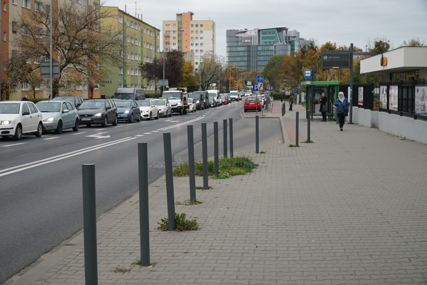 Kosztowna dostawa i montaż słupków drogowych w Poznaniu. Kto produkuje słupki dla Poznania? Czy ich stawianie ma sens? 