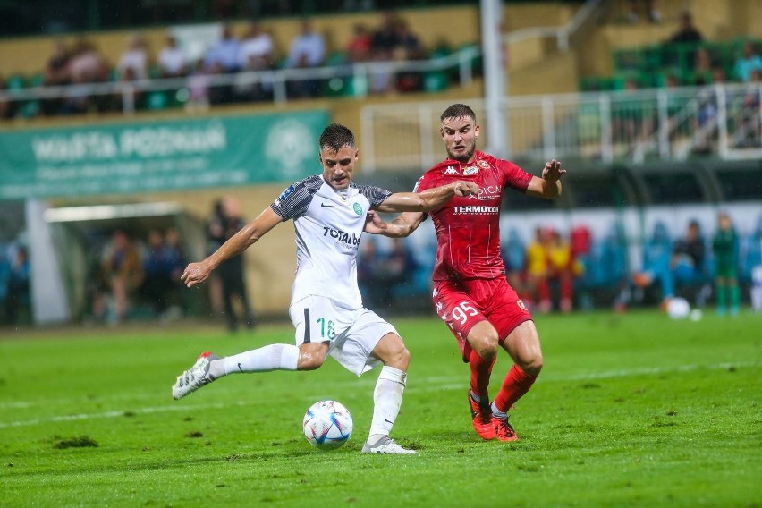 Patryk Stępiński odszedł z Widzewa. Teraz będzie trenował z Januszem  Niedźwiedziem