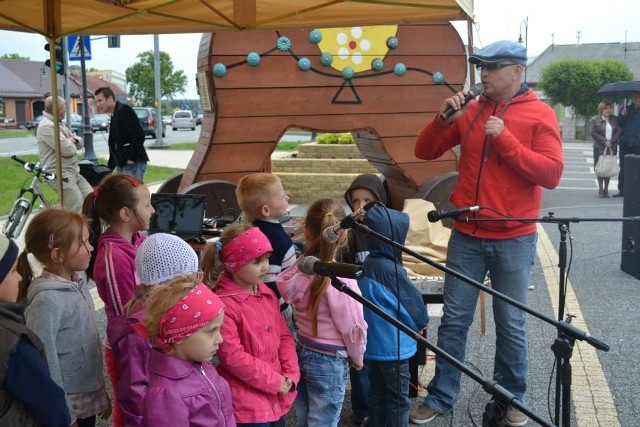 Mirosław Sienkiewicz, dyrektor Miejsko &#8211; Gminnego Ośrodka Kultury w Skaryszewie poprowadził niedzielny koncert dla mam,  a piosenki zaśpiewały przedszkolaczki.