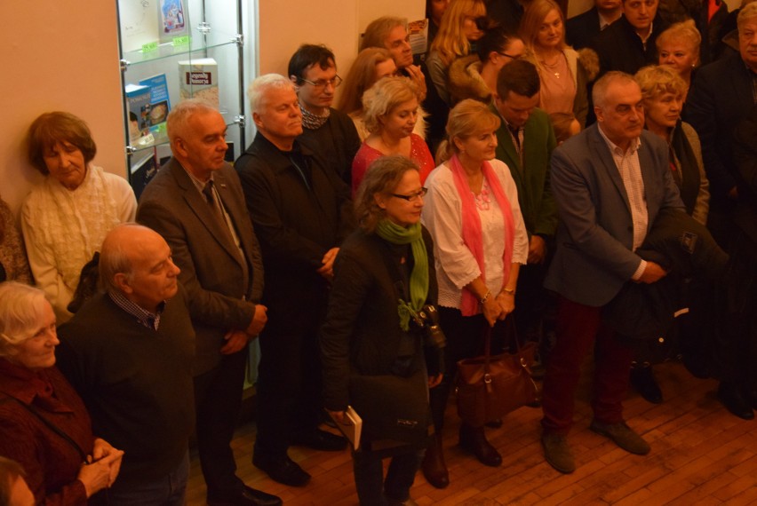 Stargard. Sfotografowali się na tle zabytków i dostali po torcie 