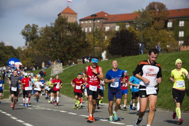Biegacze na trasie ubiegłorocznego półmaratonu w Krakowie
