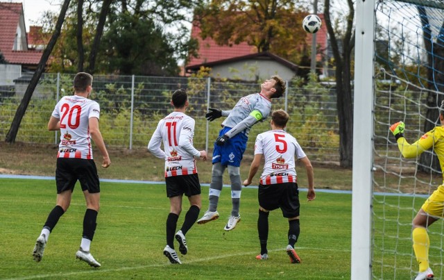 Budowlany Klub Sportowy wygrał 2:1. Spotkanie fatalnie rozpoczęło się dla Polonii, która od 25. minuty musiała sobie radzić w osłabieniu (druga żółta kartka dla Tomasza Sarnowskiego). Gospodarze wykorzystali przewagę, zdobywając bramki w 38. i 55. minucie (Maciej Sieradzki i Kacper Sapa). Polonię stać było jedynie na gola kontaktowego (62. Łukasz Nowak). Na więcej BKS nie pozwolił. Biało-czerwoni kończyli w dziewiątkę, bo tuż przed końcem czerwoną kartkę obejrzał Jan Martin.ZOBACZ ZDJĘCIA Z MECZU PRZY UL. SIELSKIEJ >>>