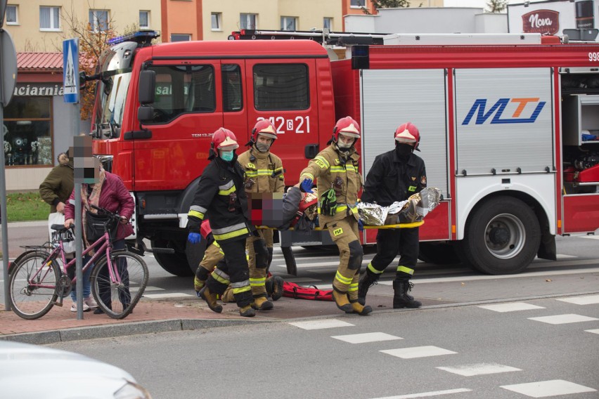 Wypadek w Słupsku na ulicy 11 Listopada. 72-letni kierowca potrącił 79-letniego rowerzystę [WIDEO, ZDJĘCIA]