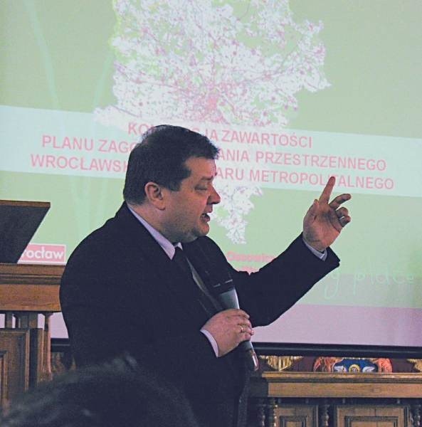 Burmistrz Wojciech Huczyński na tle mapy aglomeracji wrocławskiej: - Dla mieszkańców Brzegu Wrocław jest naturalnie silniejszym magnesem niż Opole. Tego się nie da zmienić.