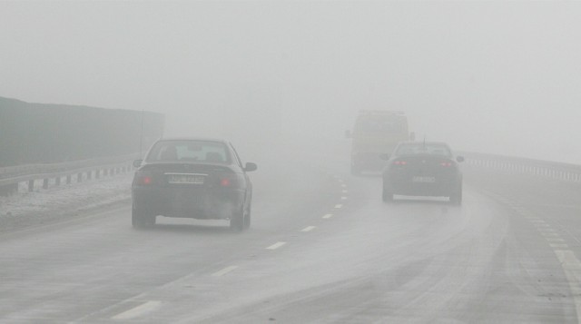 Uwaga kierowcy, przez mgłę na drogach trzeba zachować szczególną ostrażność