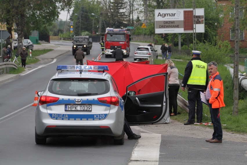 Tragiczny wypadek w Stalach koło Tarnobrzega. Rowerzystka jechała do kościoła, zginęła potrącona przez samochód (zdjęcia)