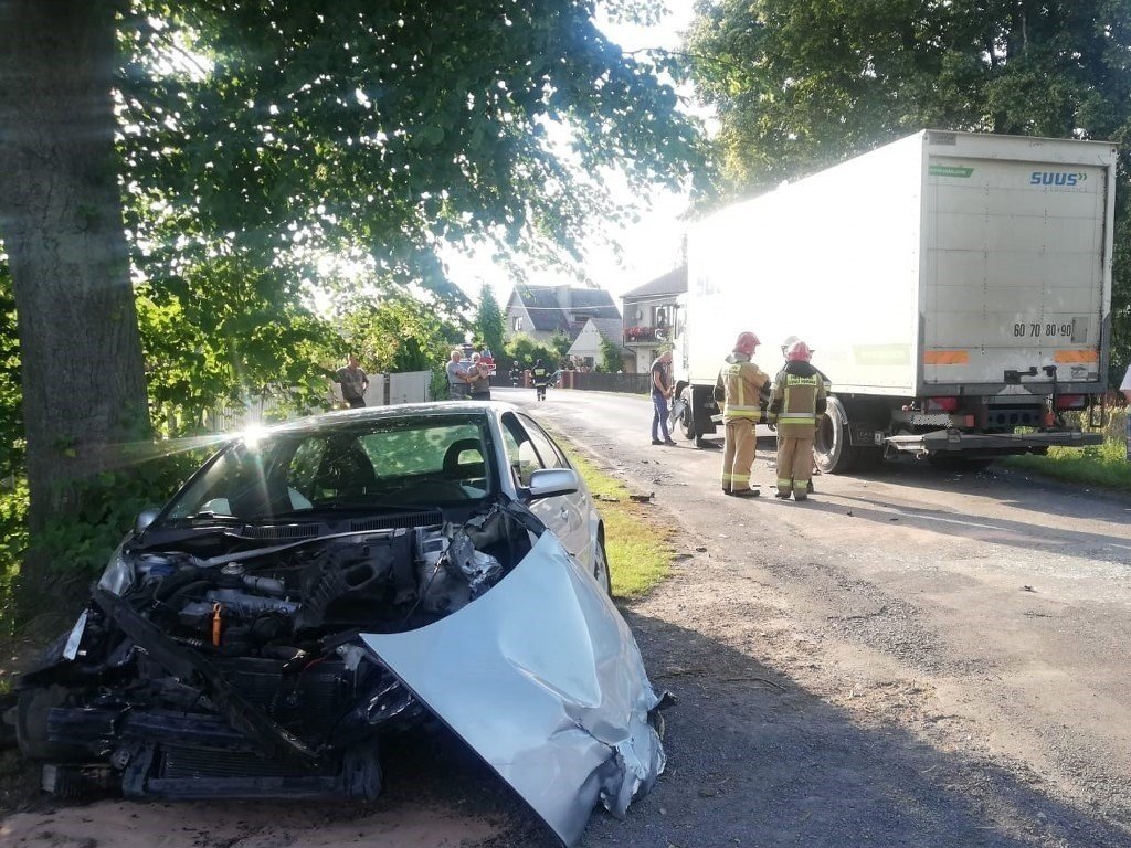 Wypadek w gminie Sienno pod Lipskiem. Samochód ciężarowy