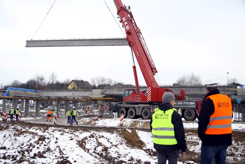 Budowa wiaduktu na Poligonowej. 18 z 72 belek konstrukcyjnych dotarło do Lublina (ZDJĘCIA)