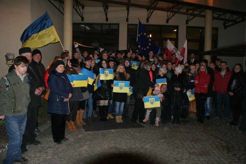 Uczestnicy spotkania przed WSB solidaryzują się z narodem...