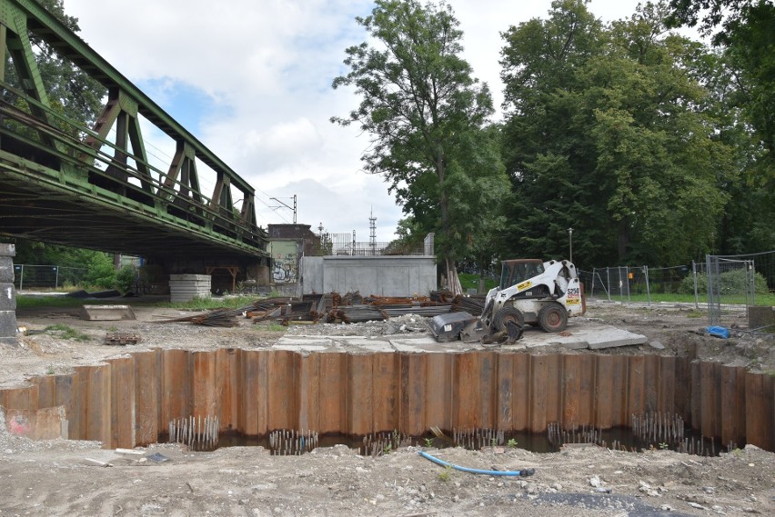 Opole. Robotnicy zeszli z placu budowy nowego mostu kolejowego przez Odrę. PKP PLK: "Zmiana planów"