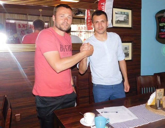 Jedną z bramek dla staszowskiego zespołu zdobył nowy zawodnik Przemysław Rzepa (z prawej). Z lewej trener Radosław Sekuła.
