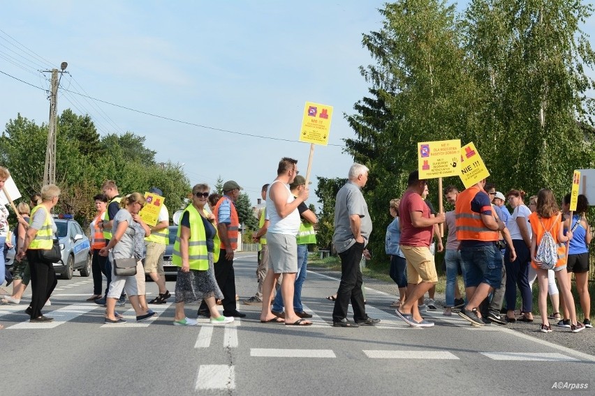 Kolejny strajk w Mniszewie. Mieszkańcy zablokowali drogę DK 79. Protestują przeciw jej przebudowie 