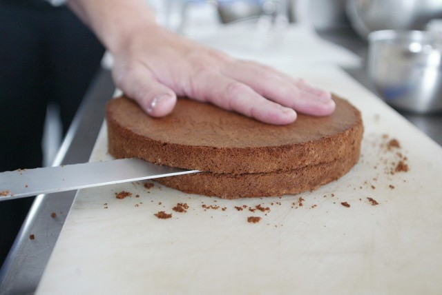 Takie błędy popełniamy najczęściej, piekąc biszkoptBiszkopt to lekkie, puszyste ciasto, które często stanowi podstawę tortów lub ciast z galaretką. Może występować również w postaci małych babeczek wypiekanych w niewielkich, specjalnych foremkach.Sprawdzonych przepisów na dobry biszkopt jest sporo i zwykle wydają się one dość szybkie i proste. Okazuje się, że podczas pieczenia biszkoptu można popełnić błędy, które doprowadzają do pogorszenia smaku. Przez to biszkopt wiele traci - staje się suchy, opada, nie jest puszysty, lekki i apetyczny.Jest wiele błędów, które można popełnić, piekąc biszkopt. Oto błędy, które popełniamy najczęściej. Zobacz je teraz na kolejnych slajdach >>>>>