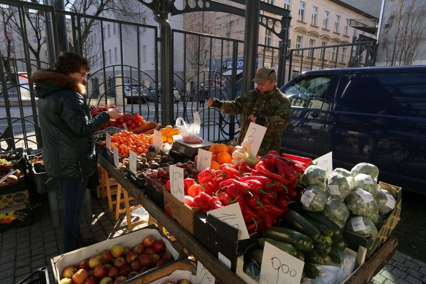 Na Targ Jaracza w Łodzi wraca regularny handel. Warzywa, owoce, zdrową żywność i galanterię będzie można kupić przez 6 dni w tygodniu