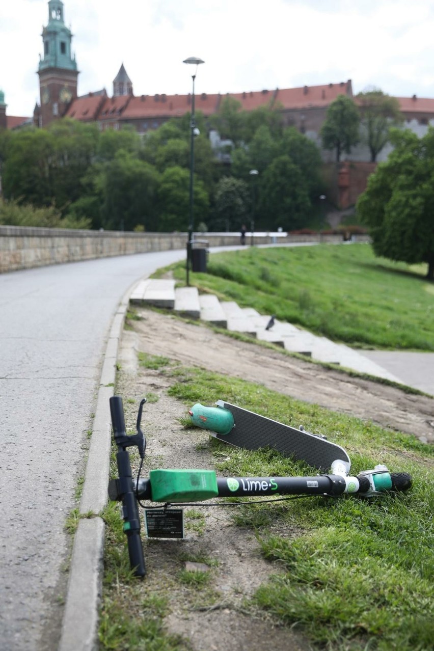 Kraków na wojnie z porzuconymi hulajnogami. 5600 uprzątniętych, będą usuwane z większego obszaru