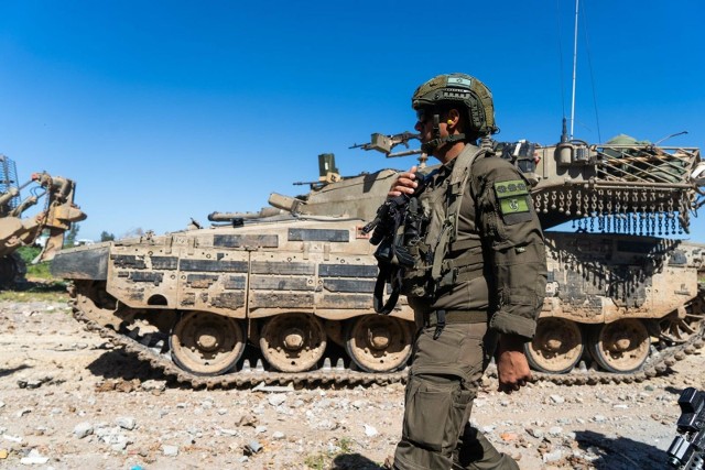 Izraelskie czołgi stoją na granicy oczekując na rozkaz uderzenia na Rafah