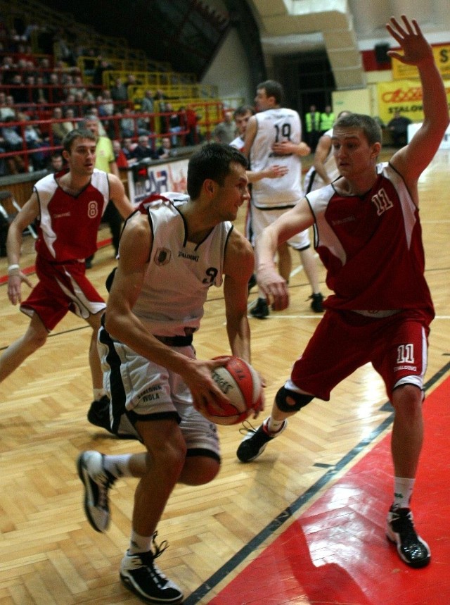 Koszykarze Stali Stalowa Wola (z piłką Marek Piechowicz) pokonali u siebie AZS AWF Katowice.