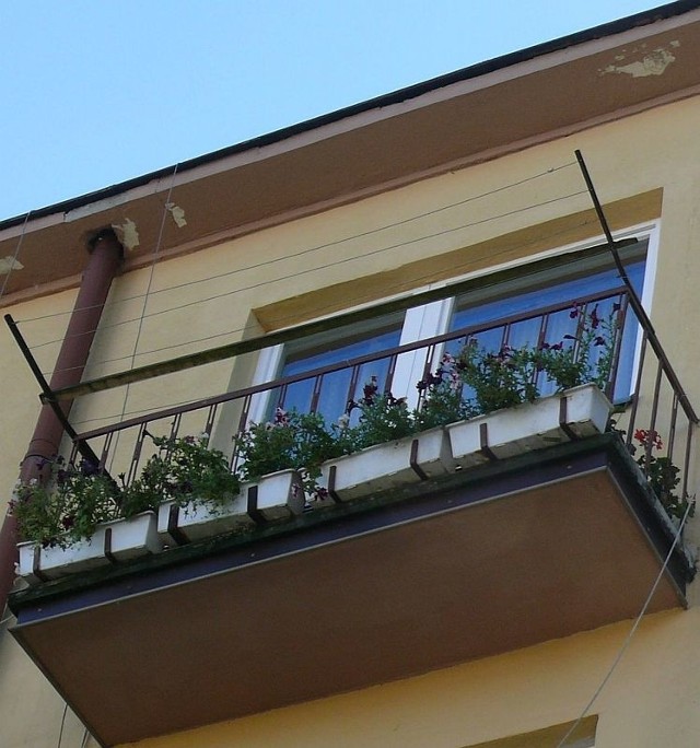 88-latek wypadł z tego balkonu na trzecim piętrze bloku na włoszczowskim osiedlu.