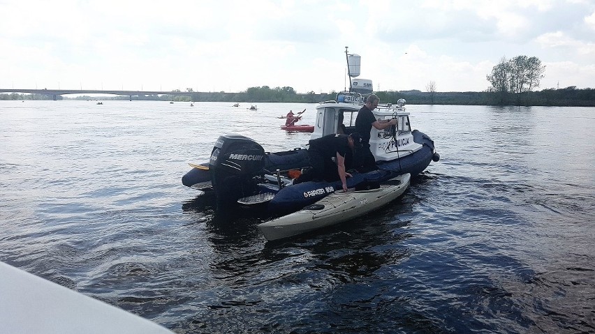 Toruń. Policjanci wyłowili kajakarza [ZDJĘCIA]