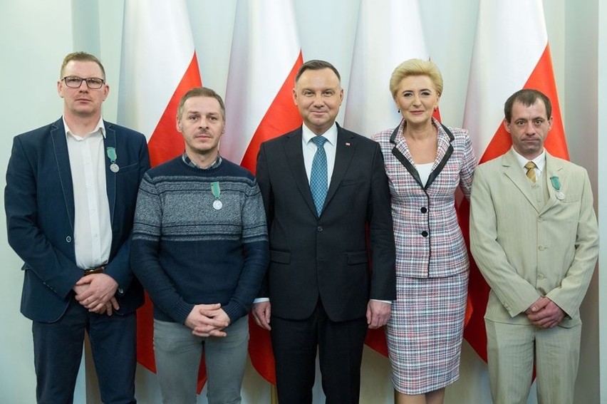 Prezydent Andrzej Duda odznaczył bohaterów, którzy ratowali ludzi po wybuchu kamienicy w Kędzierzynie-Koźlu