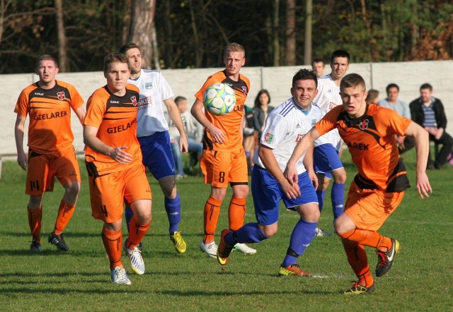 W Jastkowicach piłkarze Bukowej pokonali rywali ze Słowianina Grębów (w pomarańczowych koszulkach).