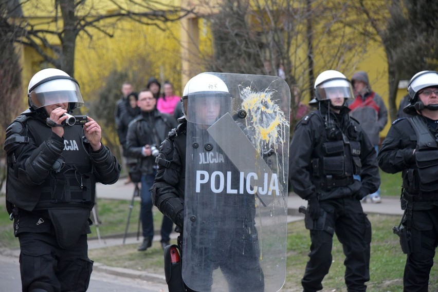 Zamieszki po śmierci Pawła Klima. Starcie ludzi z policją pod komisariatem (zdjęcia, wideo)