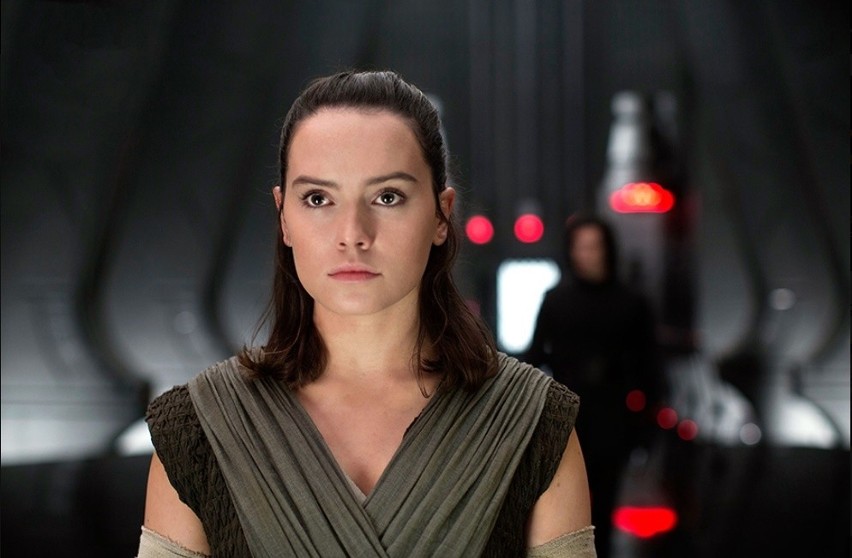 Rey dorastała na pustynnej planecie Jakku, na której została...