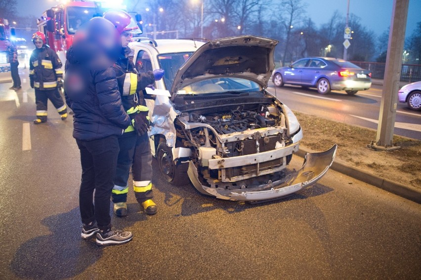 Siedem rozbitych samochodów i zablokowany wiadukt w Lesznie...