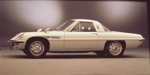 Fot. Mazda: W 1967 roku pokazano 2-drzwiową Mazdę Cosmo...