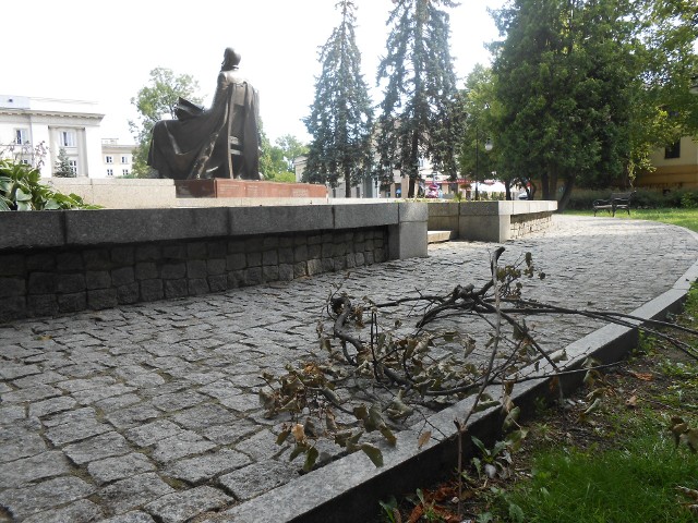 Po burzach w ubiegłym tygodniu gałęzie leżały przez pewien czas za pomnikiem Kochanowskiego przy ulicy Żeromskiego.
