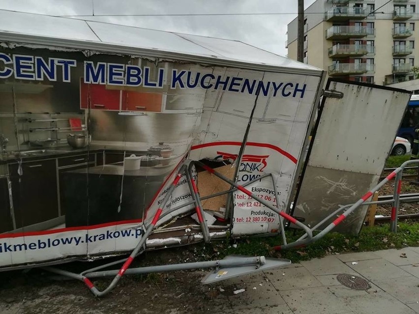 Kraków. Zderzenie samochodu dostawczego z tramwajem, ranny motorniczy [ZDJĘCIA]