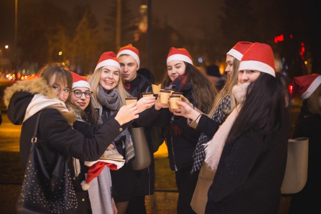 W piątek (21 grudnia) członkowie Młodzieżowej Rady Miasta Słupska spacerowali w parku przy al. Sienkiewicza w Słupsku. Śpiewali świąteczne kolędy, rozdawali ciepłą czekoladę mieszkańcom Słupska, a wszystko po to, aby już dziś budować świąteczną atmosferę. Zobacz fotogalerię.