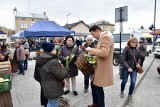 Gorlice. Symboliczny kwiatek oraz najlepsze życzenia dla wszystkich Pań. Tak burmistrz Rafał Kukla uczcił 8 dzień marca [ZDJĘCIA]