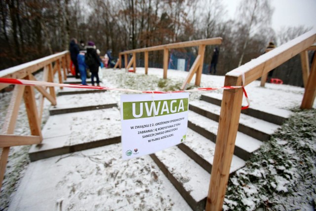 9.01.2021. Zamknięty tor saneczkowy w parku Kościuszki w Katowicach.  Zobacz kolejne zdjęcia. Przesuwaj zdjęcia w prawo - naciśnij strzałkę lub przycisk NASTĘPNE 