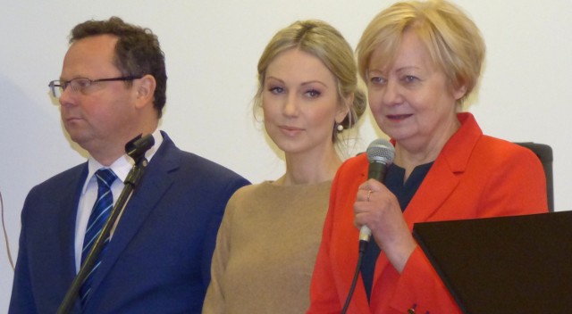 Kandydatkę na prezydenta - Magdalenę Ogórek powitała w Busku Irena Romanowska, liderka lokalnych struktur lewicy.