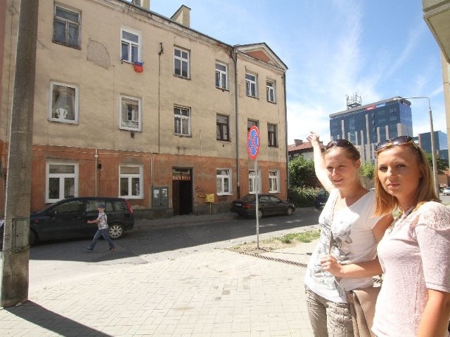 Ewelina Wodecka i Magdalena Szewczyk dzwoniły na pogotowie i policję prosząc o pomoc, bo w tej kamienicy na drugim piętrze starszy samotny mężczyzna przez dwie godziny wzywał pomocy.
