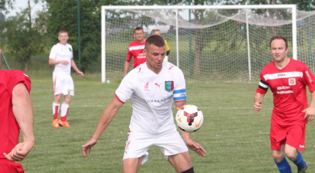 Po wygranej w Służewie piłkarzy dobrzyńskiej Wisły (białe stroje) do upragnionego awansu do ligi okręgowej pozostał maleńki krok, sukces w meczu u siebie z Wichrem Wielgie.